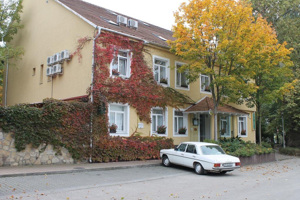 Hotel Arnold Tata Kültér fotó